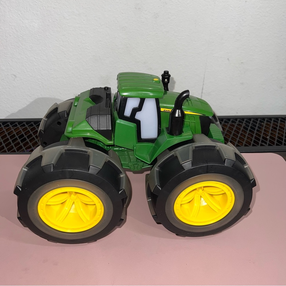 LP68154 - John Deere Monster Treads Deluxe Lightning Wheels Tractor Ex. Conditio